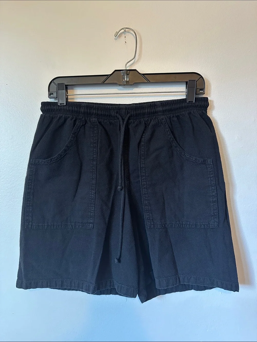 Drawstrings of Mailbu Black Elastic-Waist Drawstring Shorts Men's S